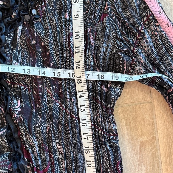 Signature by Larry Levine Woman Black and Red Beaded Paisley Blouse - Picture 2 of 12